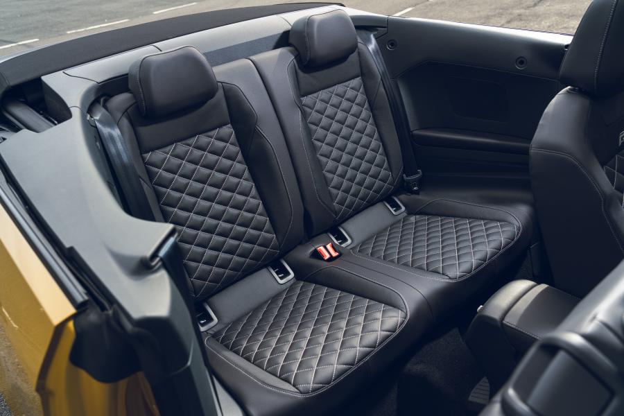 Интерьер Volkswagen T-Roc Cabriolet R-Line 2020 года  (UK) (фото 8 из 40)